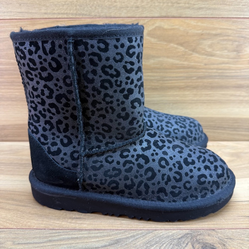 UGG Classic II Glitter Leopard Boots Girls 2 Black Shearling Fur Lined Cozy
